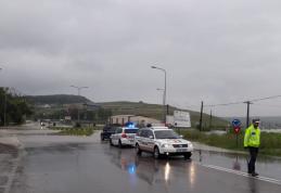 Poliţiştii botoşăneni prezenţi în teren - Sensul giratoriu de la intrarea în Botoșani s-a umplut de apă - FOTO