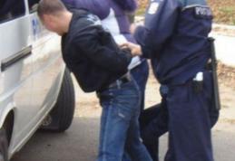 Tânăr reţinut pentru distrugere, amenințare, lovire și alte violențe