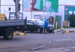 Accident bizar: Bărbat prins sub un TAXI care tot încerca să meargă înainte