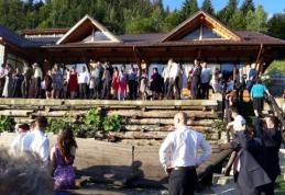 Plan roșu de intervenţie după prăbușirea unei terase la o nuntă în Durău. 15 răniți, transportați la Târgu-Mureș