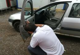 7000 de țigarete ascunse în portiere, descoperite în P.T.F. Rădăuţi Prut - FOTO