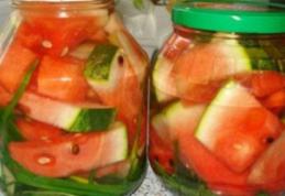 Pepene verde murat la borcan