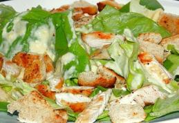 Salată Caesar cu sos de iaurt