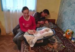 Uluitor! O adolescentă de 15 ani, a născut doi copii şi este însărcinată a treia oară. „Pe mine mă fac fericită copiii şi bărbatul”