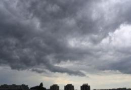 Urgia loveşte România. Unde va ploua zilnic, în ce zone se încălzeşte şi cât ţin fenomenele extreme