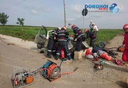 Accident! Trei persoane rănite după impactul unui autoturism cu un cap de pod - FOTO