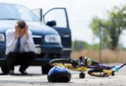 ACCIDENT: Copil lovit de maşină în timp ce traversa strada pe bicicletă