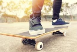 Accident: Un copil de 13 ani, care se dădea pe skateboard a fost lovit de o maşină