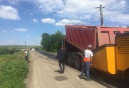 Au fost reluate lucrările de asfaltare pe drumurile județene - FOTO