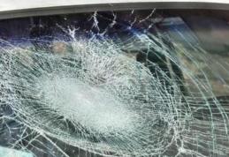 Doi tineri de 21 de ani cercetați după ce au distrus parbrizul unui autoturism parcat