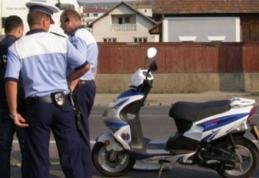 Dosar penal pentru un bărbat din Dersca. A fost prins de polițiști conducând un motoscuter fără permis