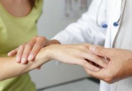 Amorţeala mâinilor, una dintre cele mai frecvente manifestări. Ce afecțiuni poate anunța