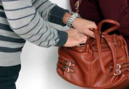 Hoț prins cu mâna în geanta unei femei