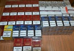 Țigări de contrabandă confiscate de oamenii legii. Erau expuse spre vânzare în trei magazine