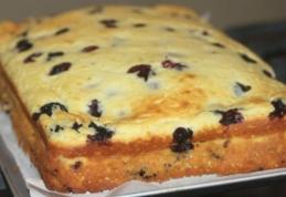 Prăjitură delicioasă cu brânză şi afine