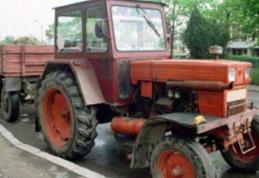 Aventură terminată cu dosar penal! Bărbat prins fără permis la volanul unui tractor cu remorcă neînmatriculată