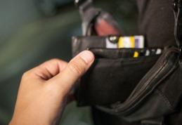 Tânăr arestat după ce a fost surprins încercând să sustragă bunuri din geanta unei femei