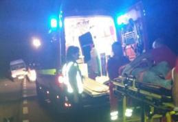 Bărbat rănit după ce a intrat cu motocicleta într-o vacă aflată pe un drum național
