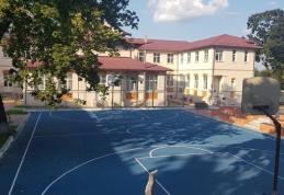 Primim la redacție – Terenul de baschet de la CN „Grigore Ghica” imposibil de folosit de către tineri – FOTO