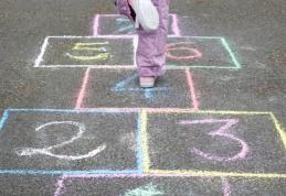 Șotron, elastic și țevi cu cornete: Copiii învață și alte jocuri decât cele pe telefon