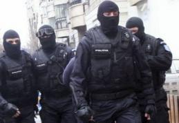 Percheziţii ale poliţiştilor specializaţi în combaterea criminalităţii organizate