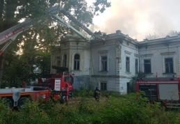 Incendiu la o clădire monument, din Botoșani - Se intervine cu şase autospeciale! FOTO