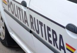 Autovehicul cu numere false, avariat şi abandonat, depistat de poliţişti la Vârfu Câmpului