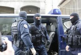 Percheziții la locuințele a două femei acuzate de contracte false, din care au obținut sute de mii de euro