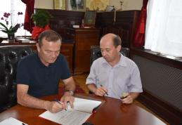 Primăria Dorohoi a semnat contractul pentru proiectul de extindere și modernizare a sistemului de iluminat
