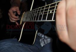 Seara de folk a fost transformată ieri într-o seară de karaoke