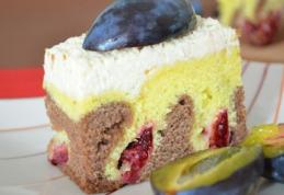 Prăjitură marmorată cu prune și cremă de brânză