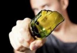 Bărbat reţinut după ce a tăiat cu o sticlă două persoane aflate într-un bar