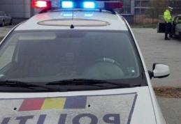 Tânăr din Bucecea fără permis de conducere, reținut după ce a condus o mașină cu numere false și a lovit mai multe indicatoare rutiere