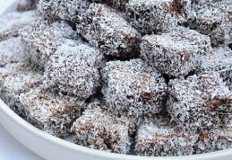 Prăjitură cu glazură de ciocolată și nucă de cocos
