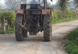 Prins în localitatea de frontieră Ştefăneşti, la volanul unui tractor fără permis de conducere