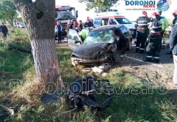 Grav accident între Văculești și Brăești! Femeie rămasă încarcerată după ce o mașină s-a izbit într-un copac - FOTO