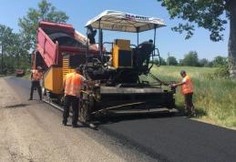 Se toarnă asfalt pe drumurile județene Manoleasa – Zahoreni – Borolea și Corlăteni – Dimăcheni