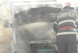 O mașină a luat foc din mers. Şoferul se îndrepta spre municipiul Botoşani - FOTO