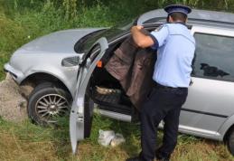 Trei bărbați găsiți într-o mașină proptită într-un șanț. Cel aflat la volan nu avea permis și era în stare de ebrietate!
