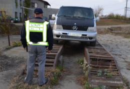 Mercedes Vito neînmatriculat, descoperit la Dersca