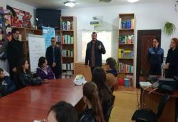 Poliţiştii botoşăneni alături de elevii Liceului Teoretic Dr. Mihai Ciucă din Săveni în Săptămâna Altfel