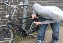 Furt de bicicletă ziua în amiaza mare pe o stradă din Botoșani! Hoţul a acţionat fără nicio teamă