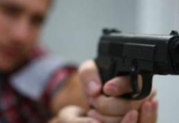 Șoc și groază: Un tânăr din Botoșani și-a scos arma și a amenințat doi bărbați, unul aruncase gunoi pe jos