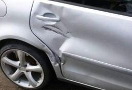 Șofer reclamat că a lovit două mașini parcate și a părăsit locul faptei