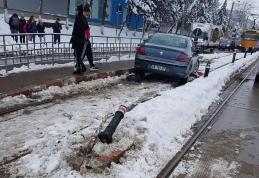 Femeie lovită de o mașină în timp ce aștepta într-o staţie de tramvai