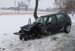Accident pe drumul Dorohoi – Botoșani! Doi tineri răniți după impactul unei mașini cu un copac
