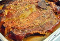 Friptură de porc cu sos de vin roșu