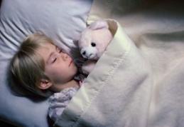 Copiii care dorm mai puţin de nouă ore pe noapte au de suferit la şcoală