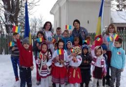 Într-un cătun îndepărtat, numit Balinţi, o mână de mogâldeţe au sărbătorit cu mare drag Ziua Țării - FOTO