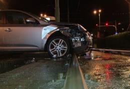 Dublu impact pe o stradă din Dorohoi. O șoferiță a lovit două mașini parcate apoi a abandonat autoturismul blocând o stradă